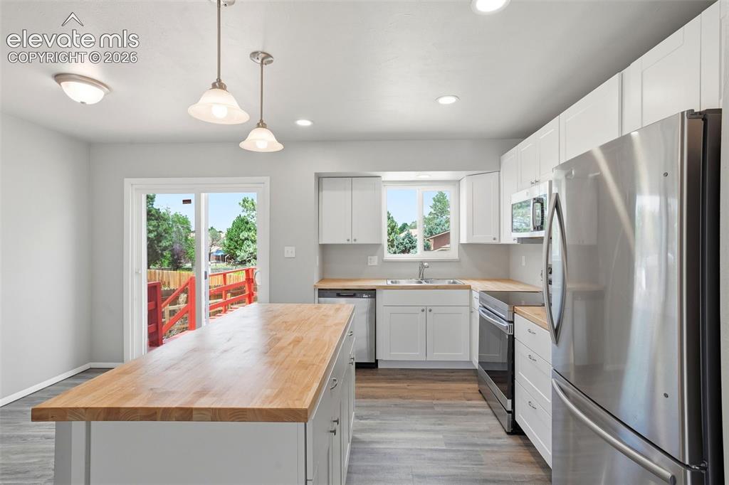 Image 15 of 39: Kitchen