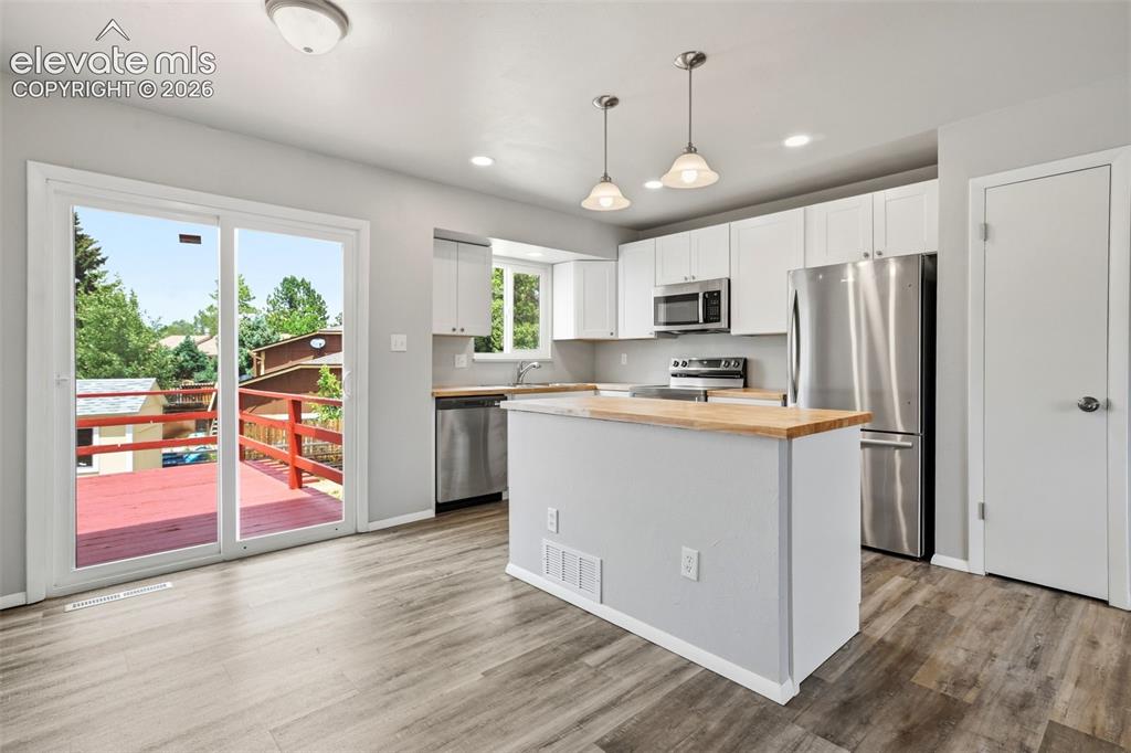 Image 9 of 39: Kitchen