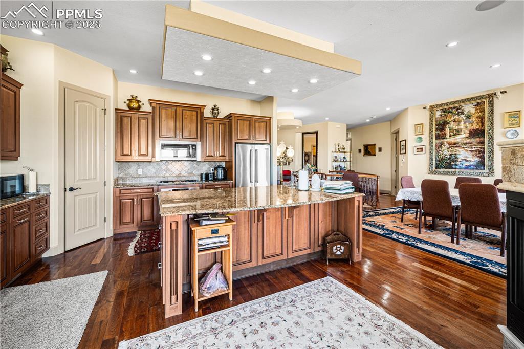 Image 15 of 48: Kitchen