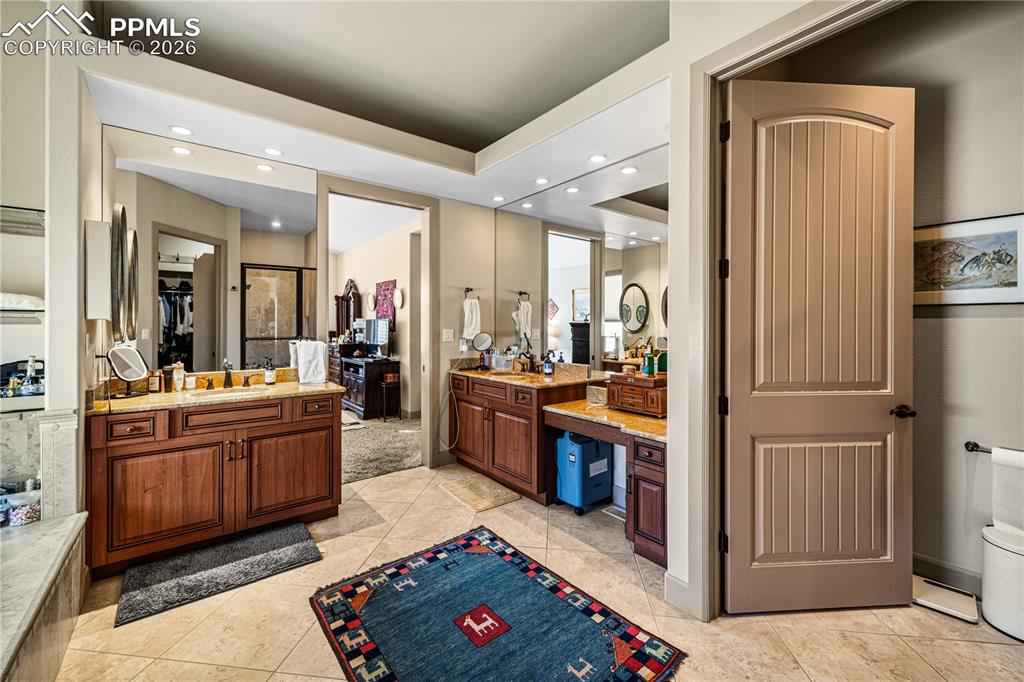 Image 21 of 48: Bathroom