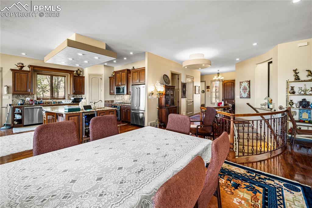 Image 22 of 48: Dining Area