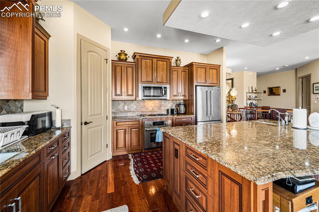 Image 24 of 48: Kitchen