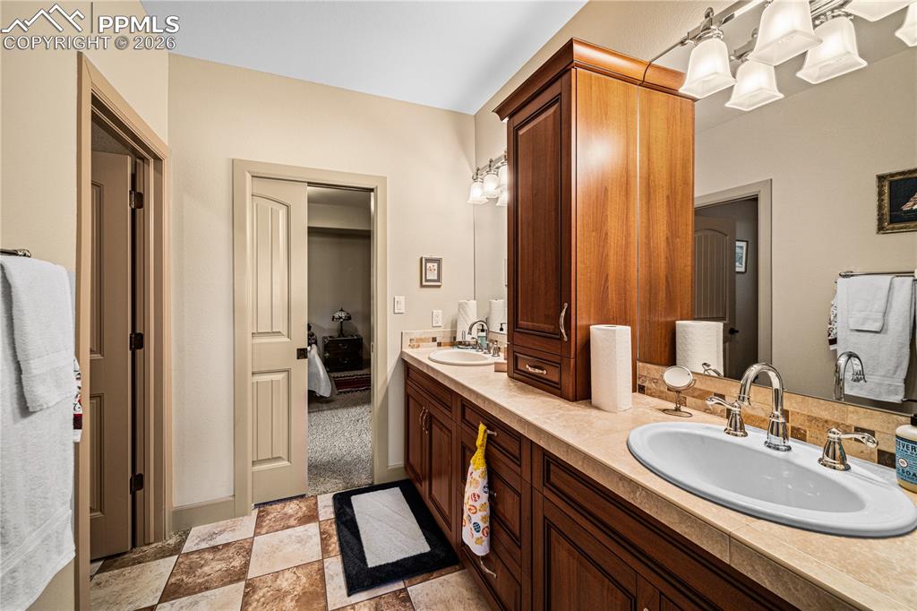 Image 29 of 48: Bathroom