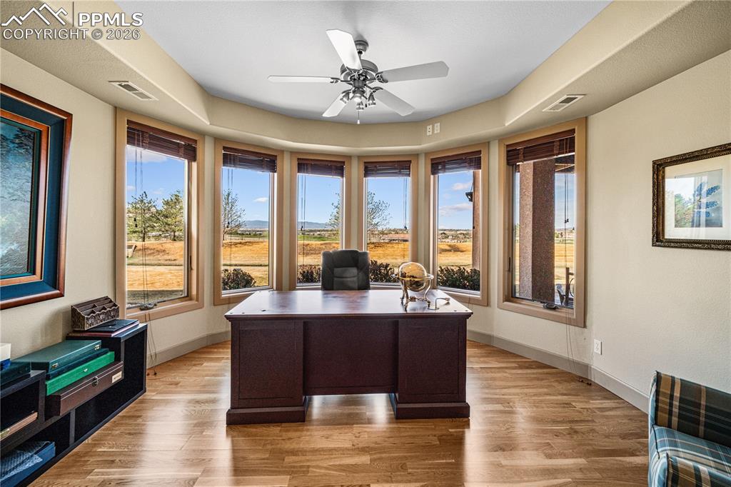 Image 34 of 48: Office