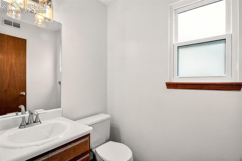 Image 15 of 30: Bathroom