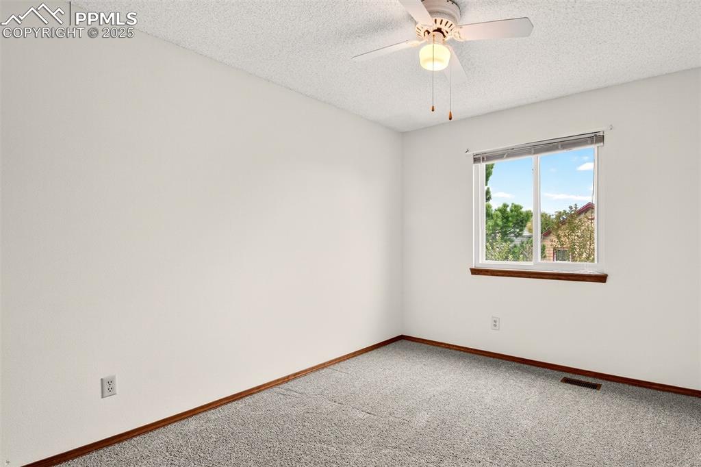 Image 19 of 30: Bedroom