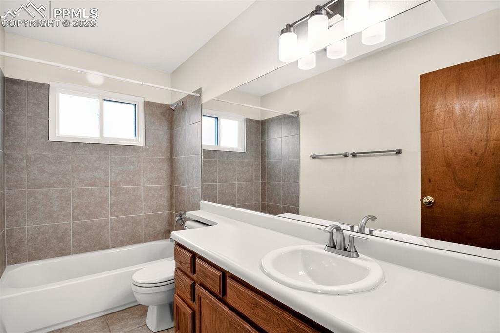 Image 21 of 30: Bathroom