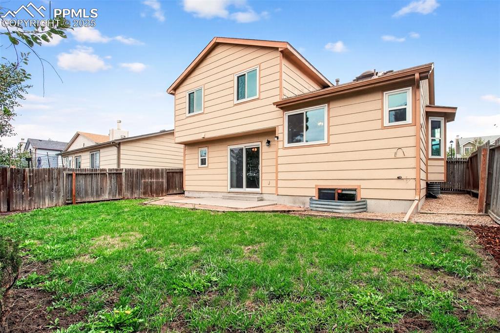 Image 28 of 30: Back of Structure