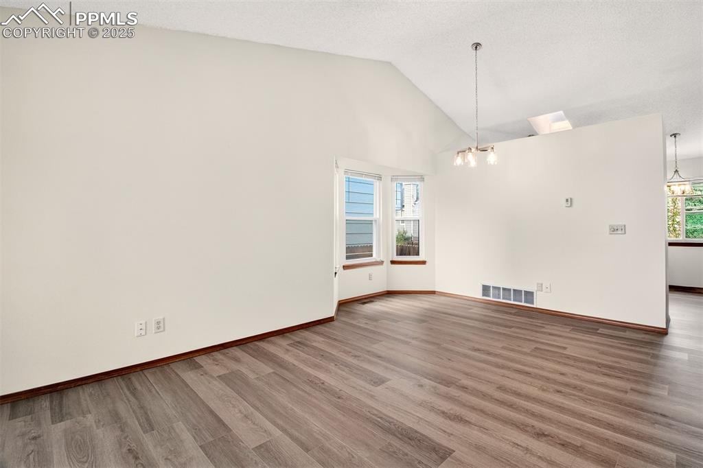 Image 5 of 30: Dining Area