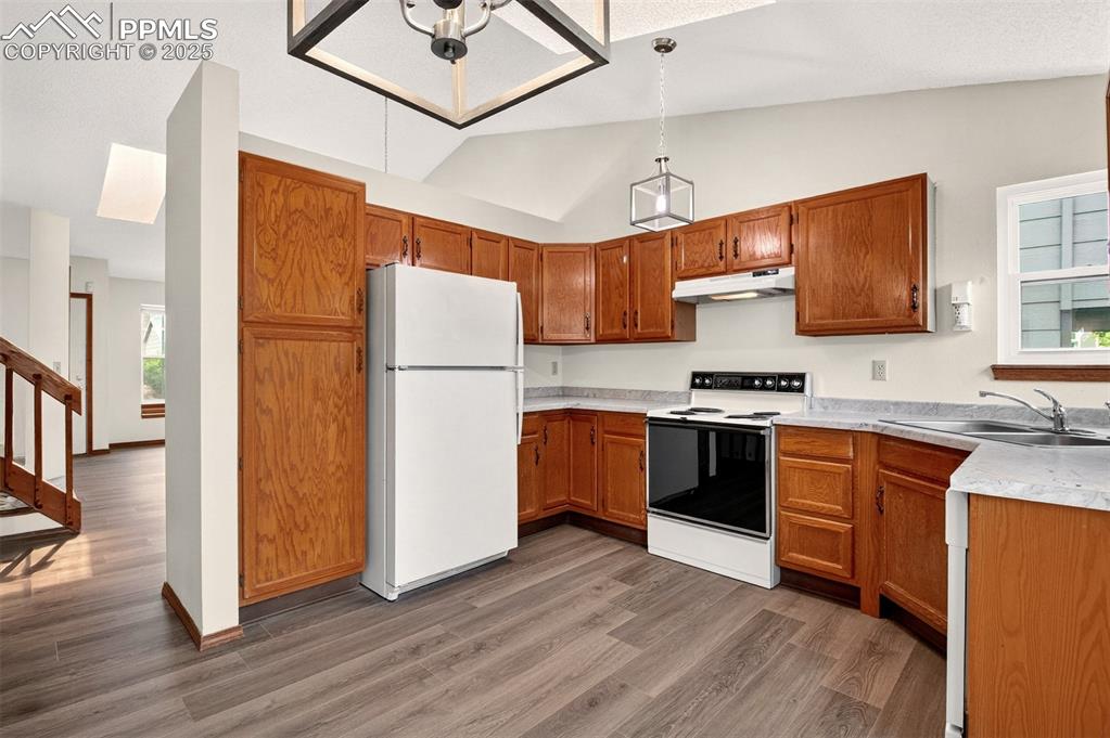 Image 7 of 30: Kitchen