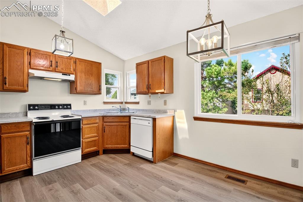 Image 8 of 30: Kitchen