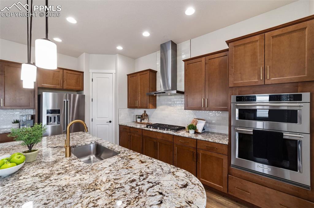 Image 16 of 50: Kitchen