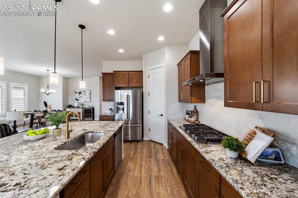 Image 18 of 50: Kitchen