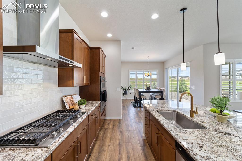 Image 19 of 50: Kitchen