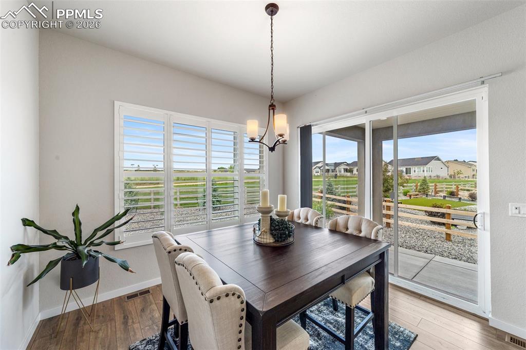 Image 20 of 50: Dining Area