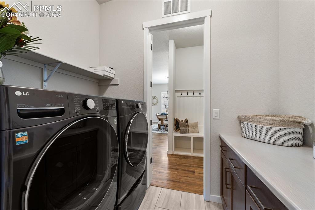 Image 30 of 50: Laundry