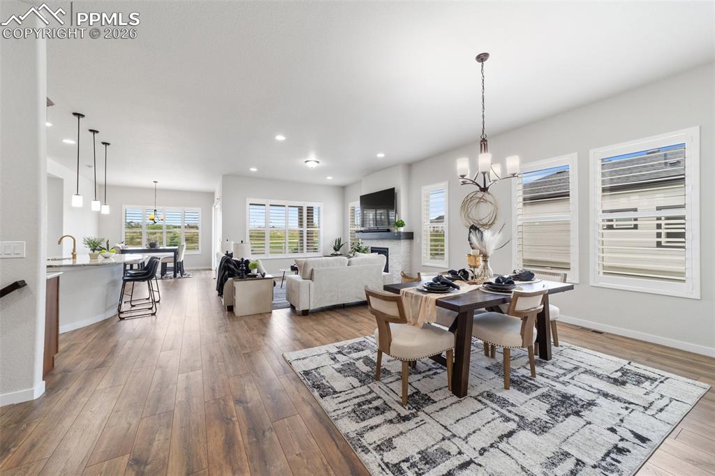 Image 7 of 50: Dining Area