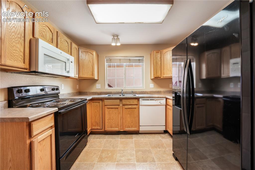 Image 17 of 50: Kitchen, all appliances included