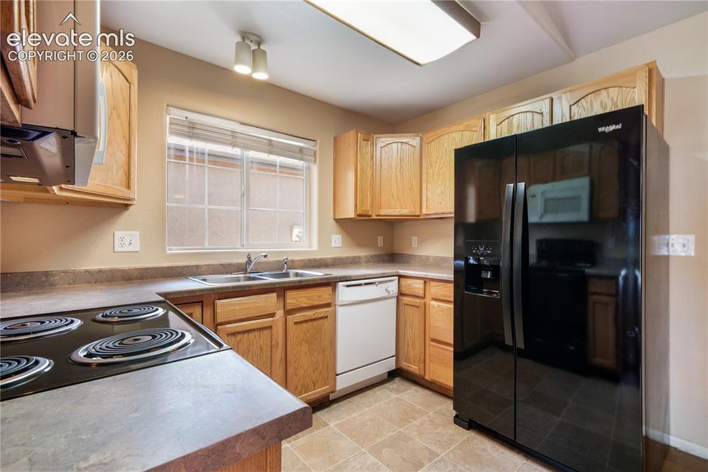 Image 18 of 50: Kitchen, all appliances included