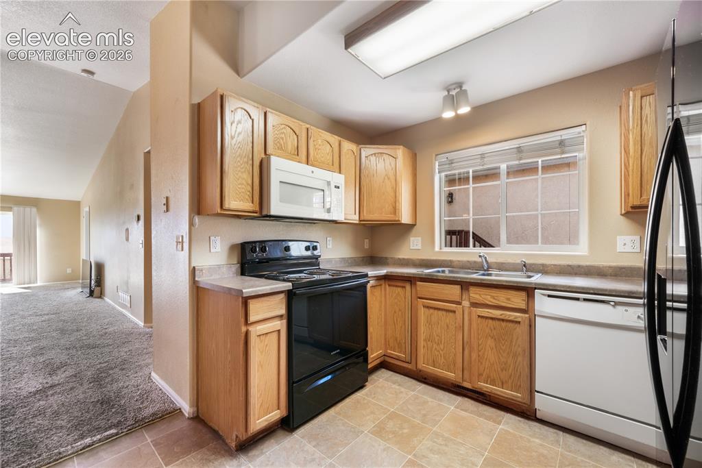 Image 19 of 50: Kitchen, all appliances included