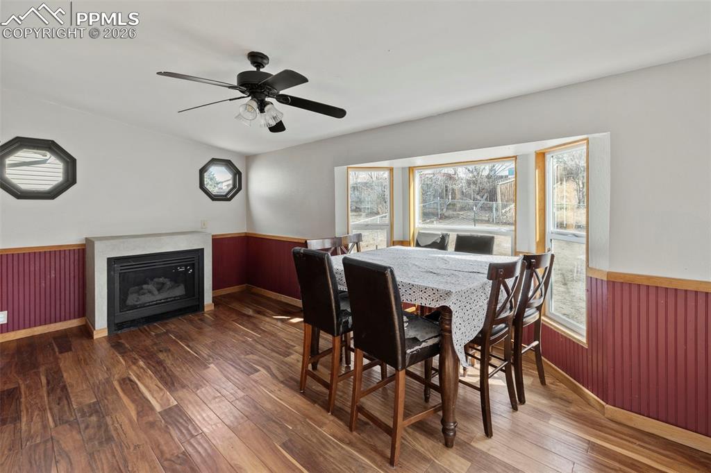 Image 10 of 45: Dining Area