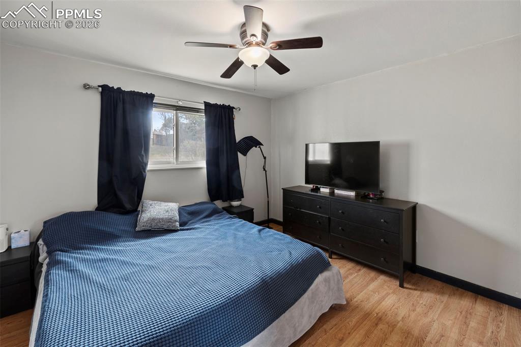 Image 14 of 45: Bedroom