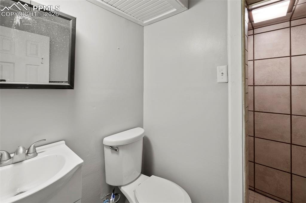 Image 28 of 45: Bathroom