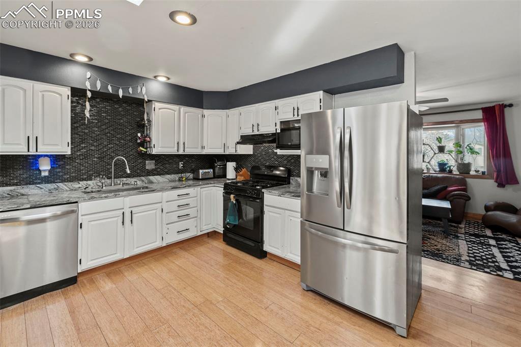 Image 7 of 45: Kitchen