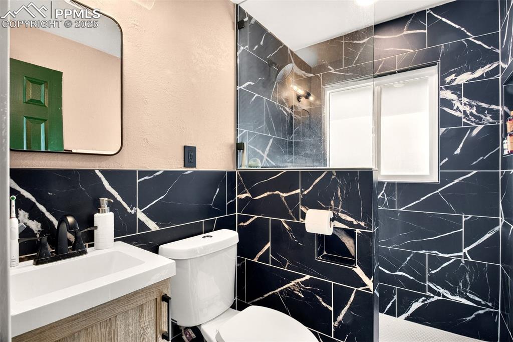 Image 16 of 37: Unit 405 1/2