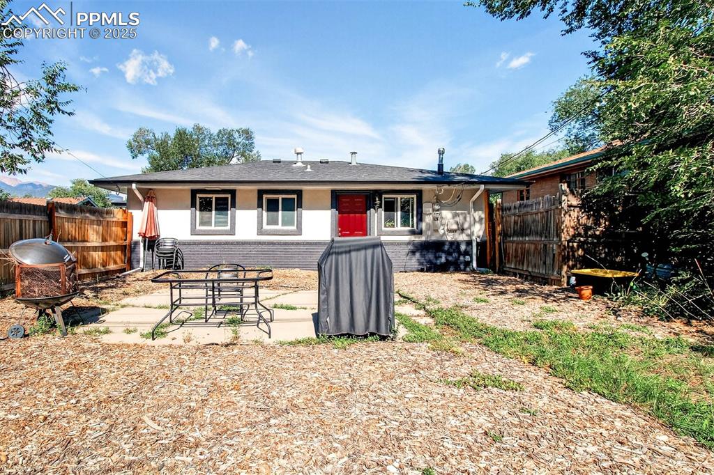 Image 19 of 37: Unit 405 1/2 Backyard