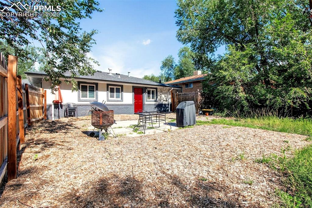 Image 21 of 37: Unit 405 1/2 Backyard