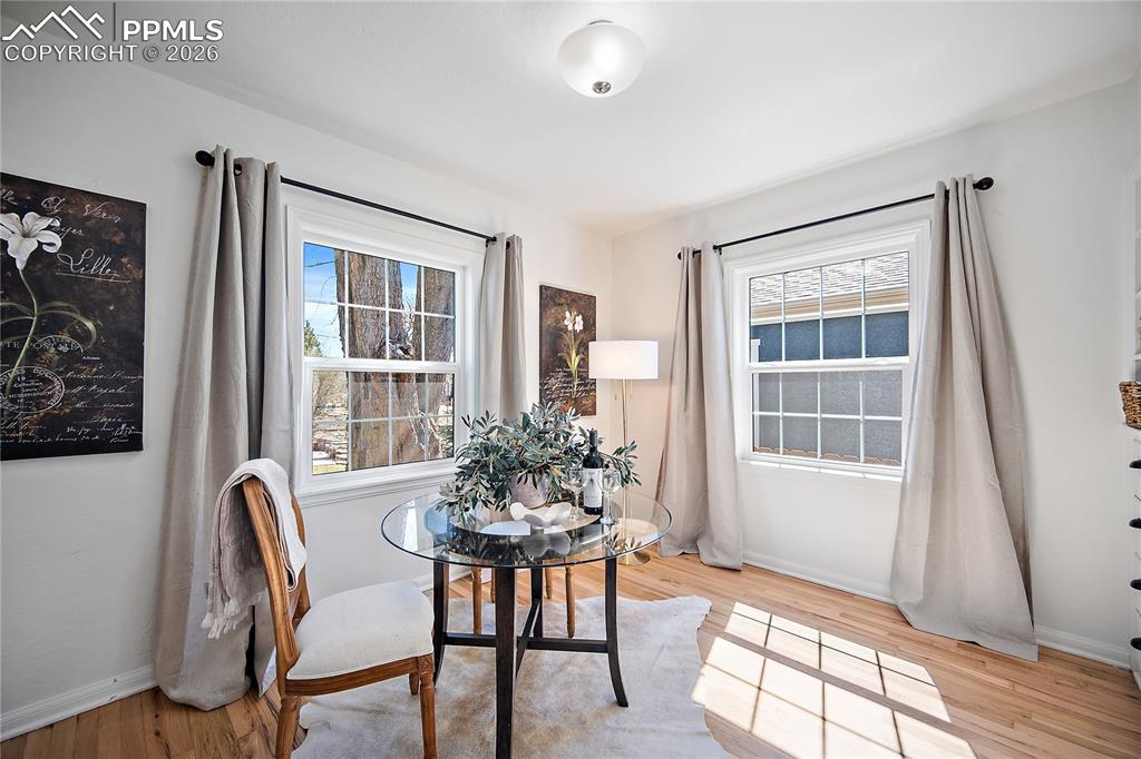 Image 11 of 50: Dining Area