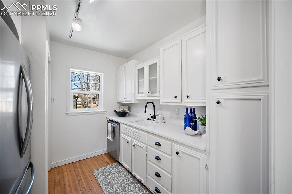 Image 14 of 50: Kitchen