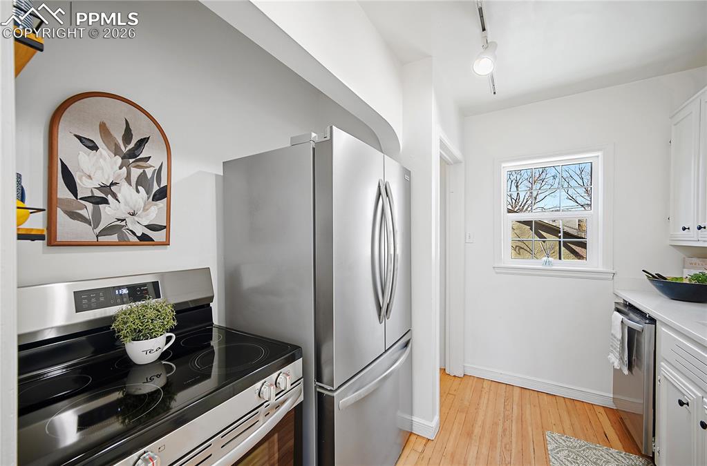 Image 15 of 50: Kitchen