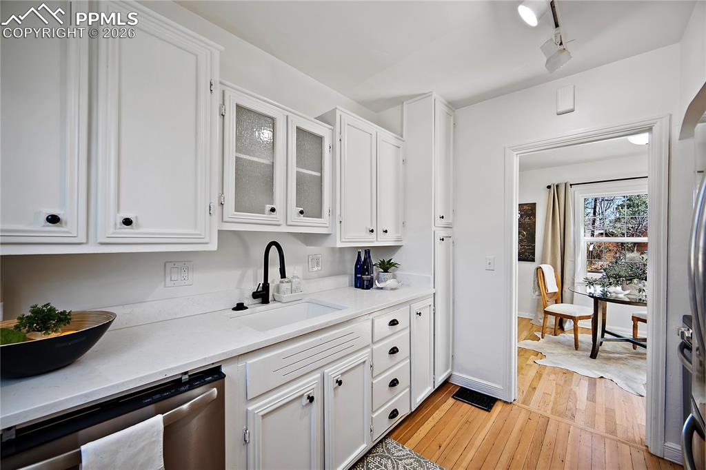 Image 17 of 50: Kitchen