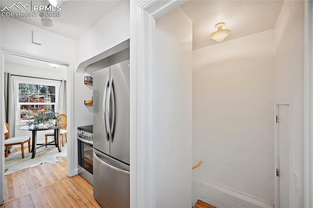 Image 18 of 50: Kitchen