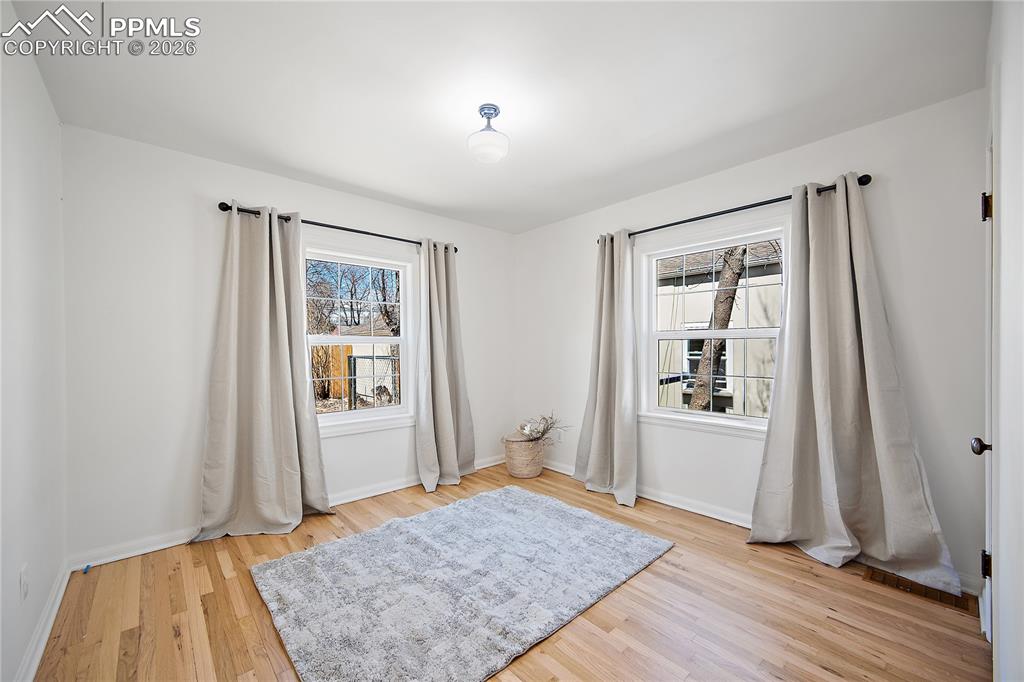 Image 23 of 50: Bedroom