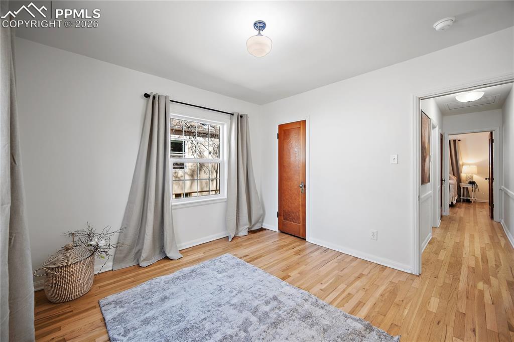 Image 24 of 50: Bedroom