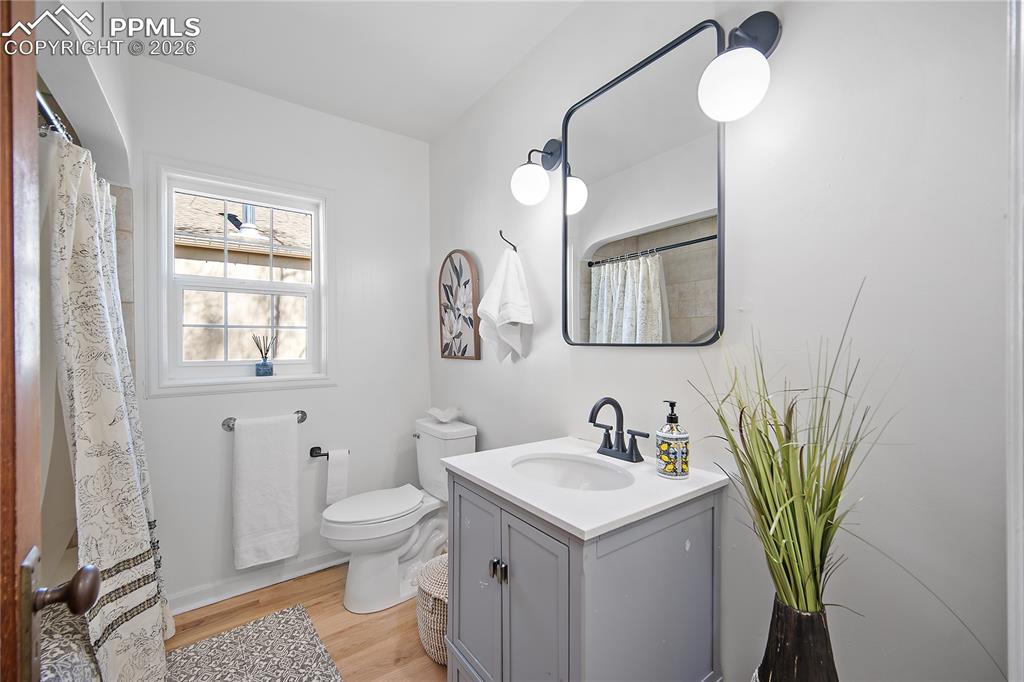 Image 25 of 50: Bathroom