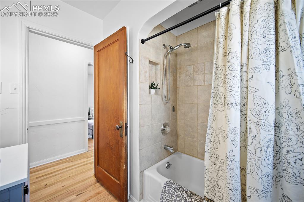 Image 26 of 50: Bathroom