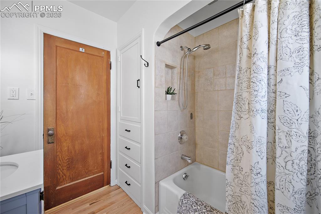 Image 27 of 50: Bathroom