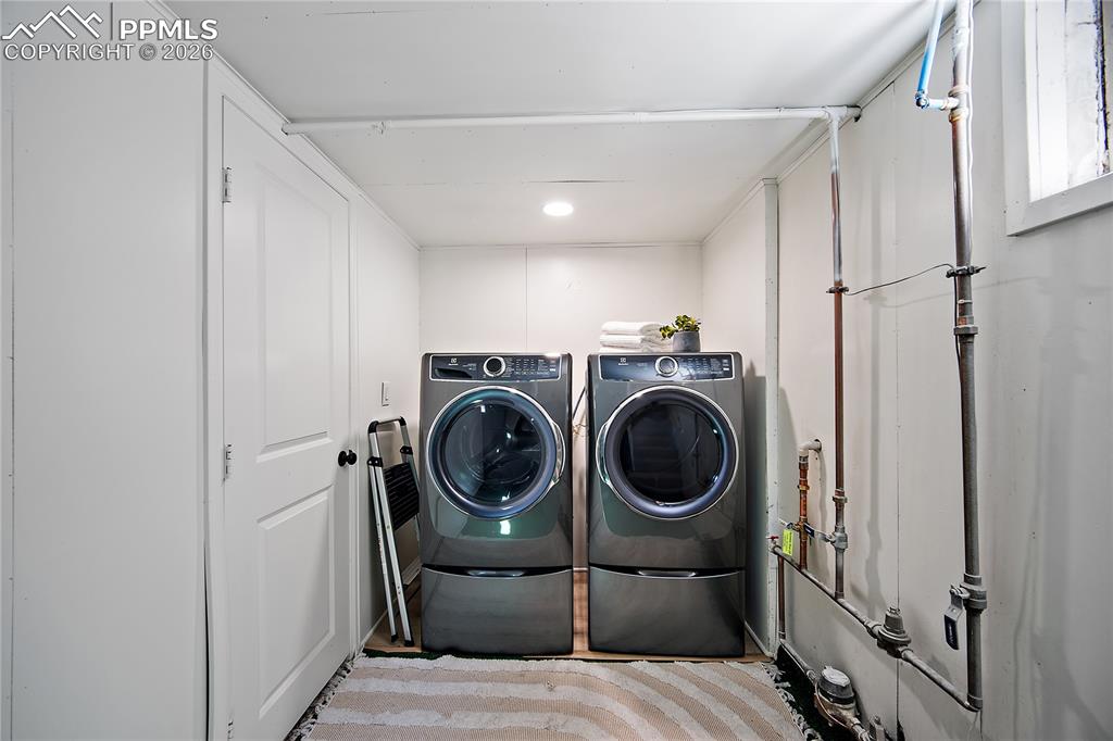 Image 28 of 50: Laundry