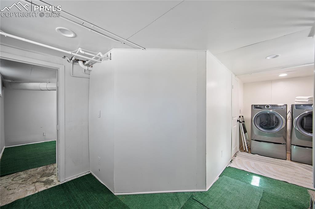 Image 30 of 50: Laundry