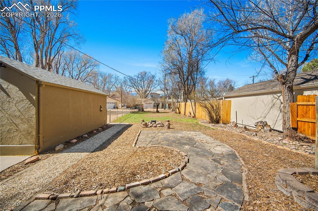 Image 36 of 50: Yard