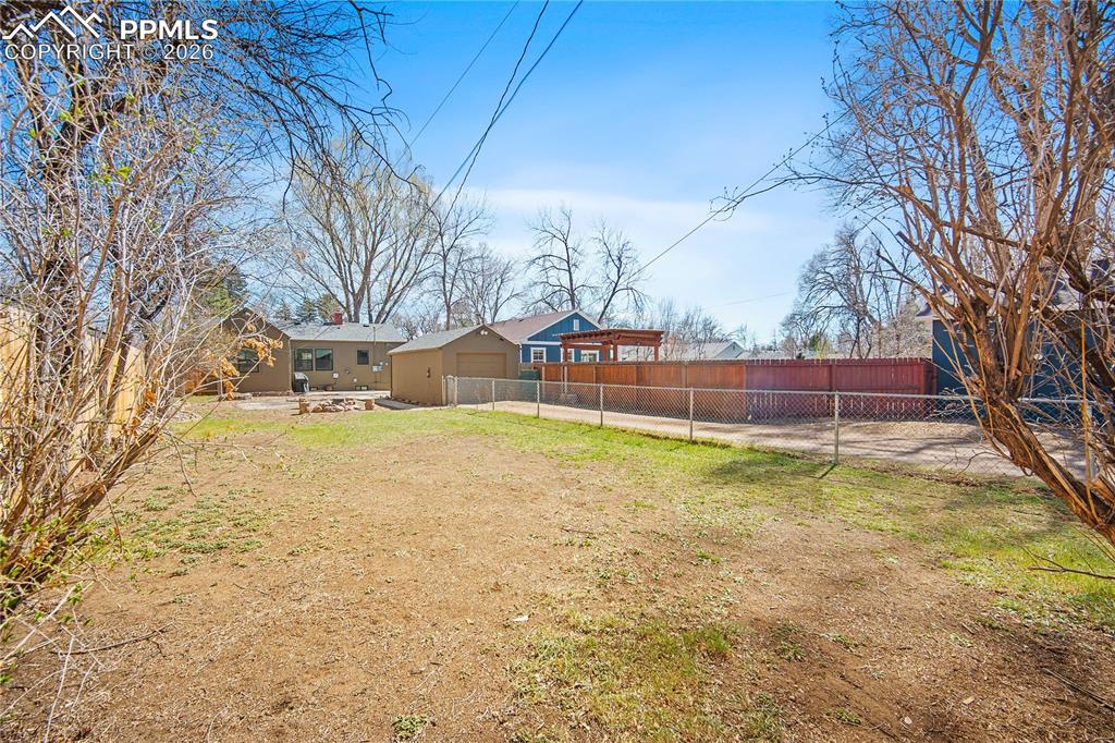 Image 40 of 50: Yard