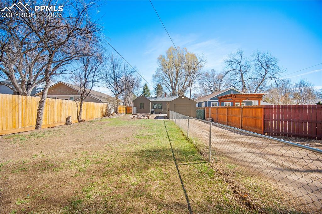 Image 42 of 50: Yard