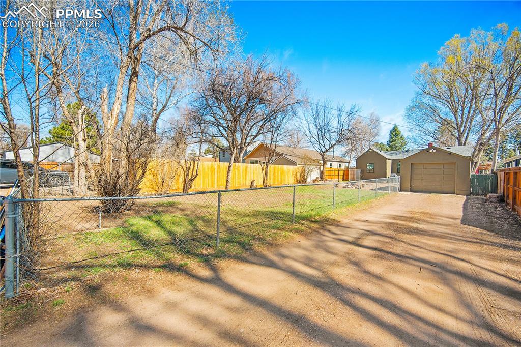 Image 44 of 50: Yard