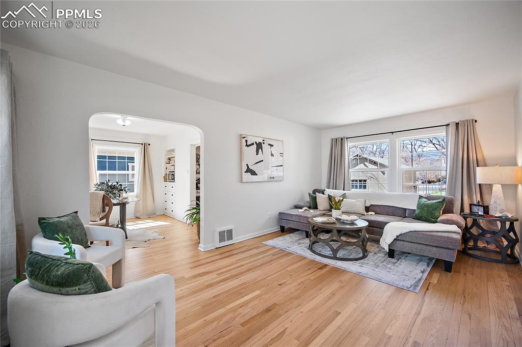 Image 8 of 50: Living Room