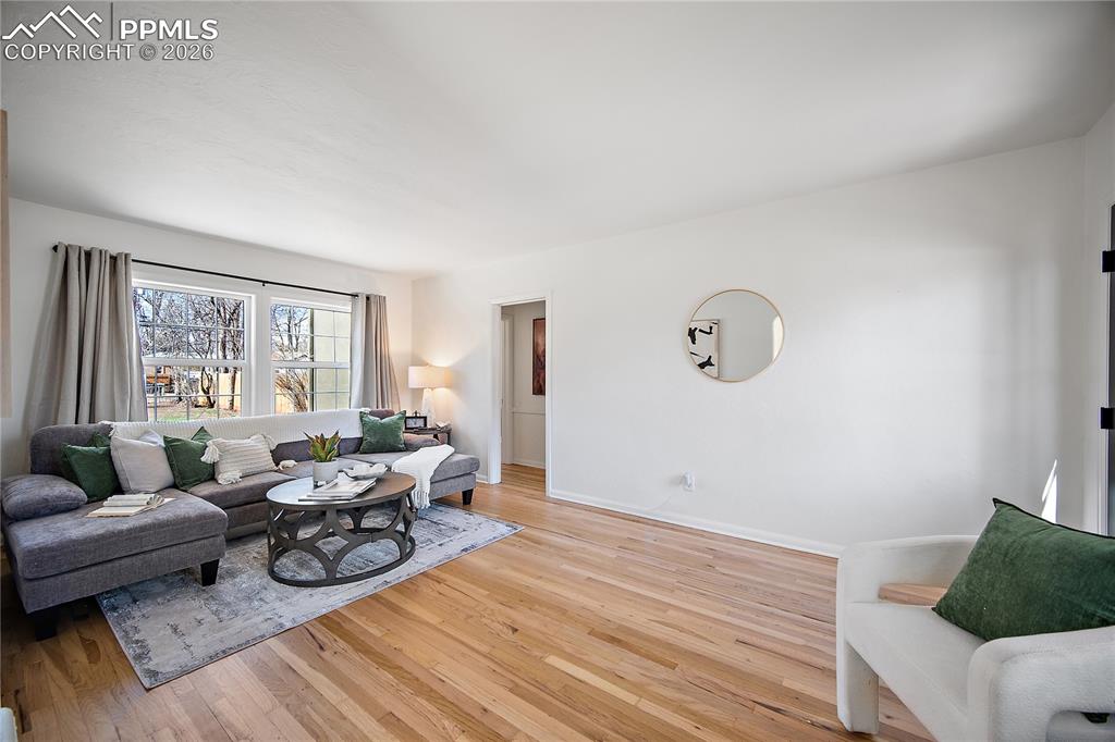 Image 9 of 50: Living Room