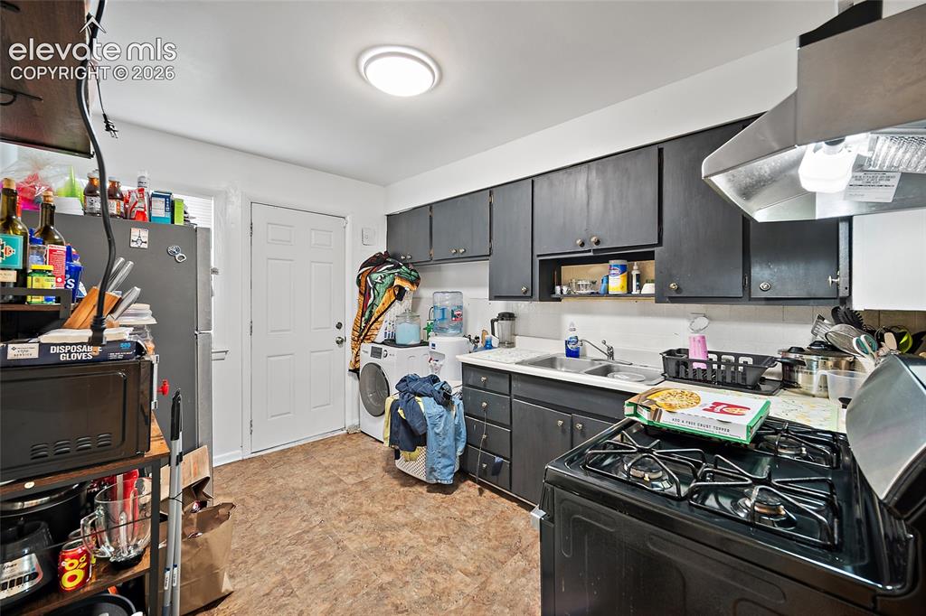 Image 11 of 32: 913 Kitchen.